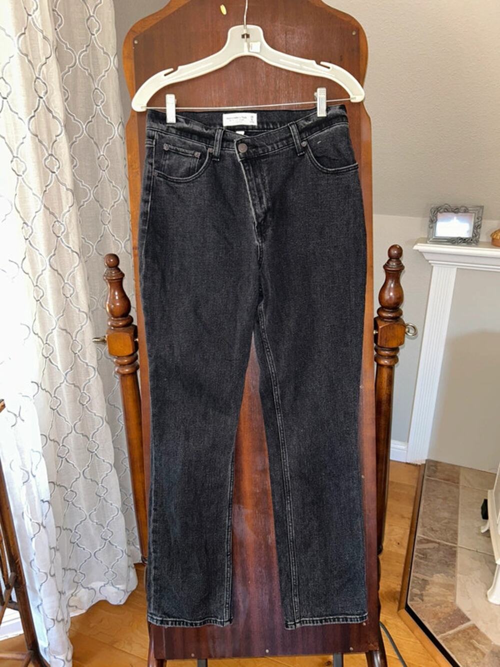 Abercrombie & Fitch Women’s Straight Leg Jeans in Washed Black